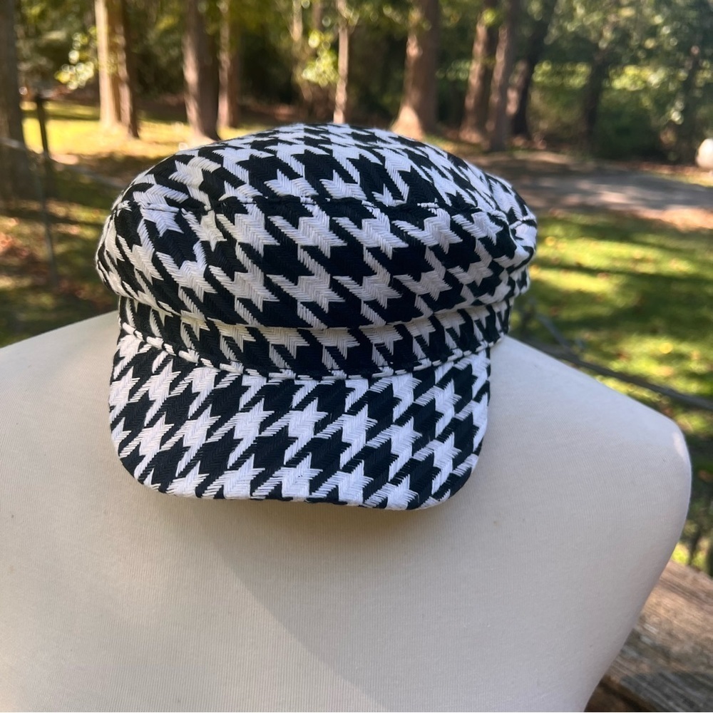 Houndstooth cabbie style hat - Picture 3 of 9